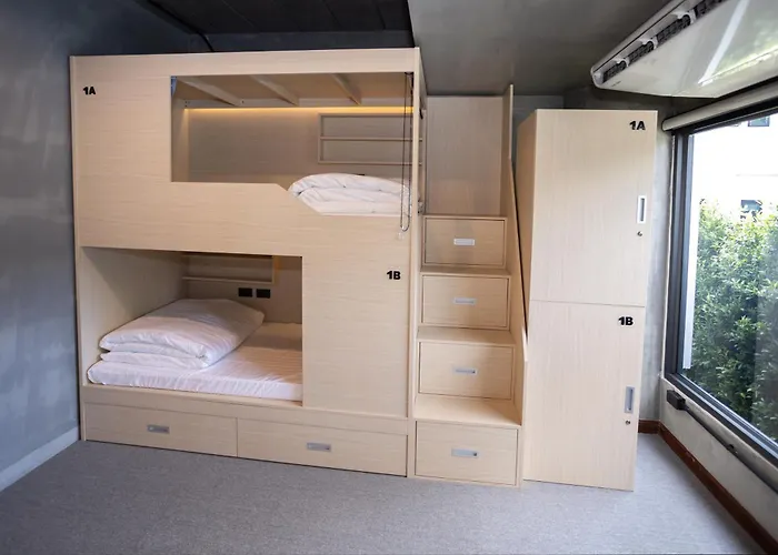 Capsulehotel Dmk Place 3*